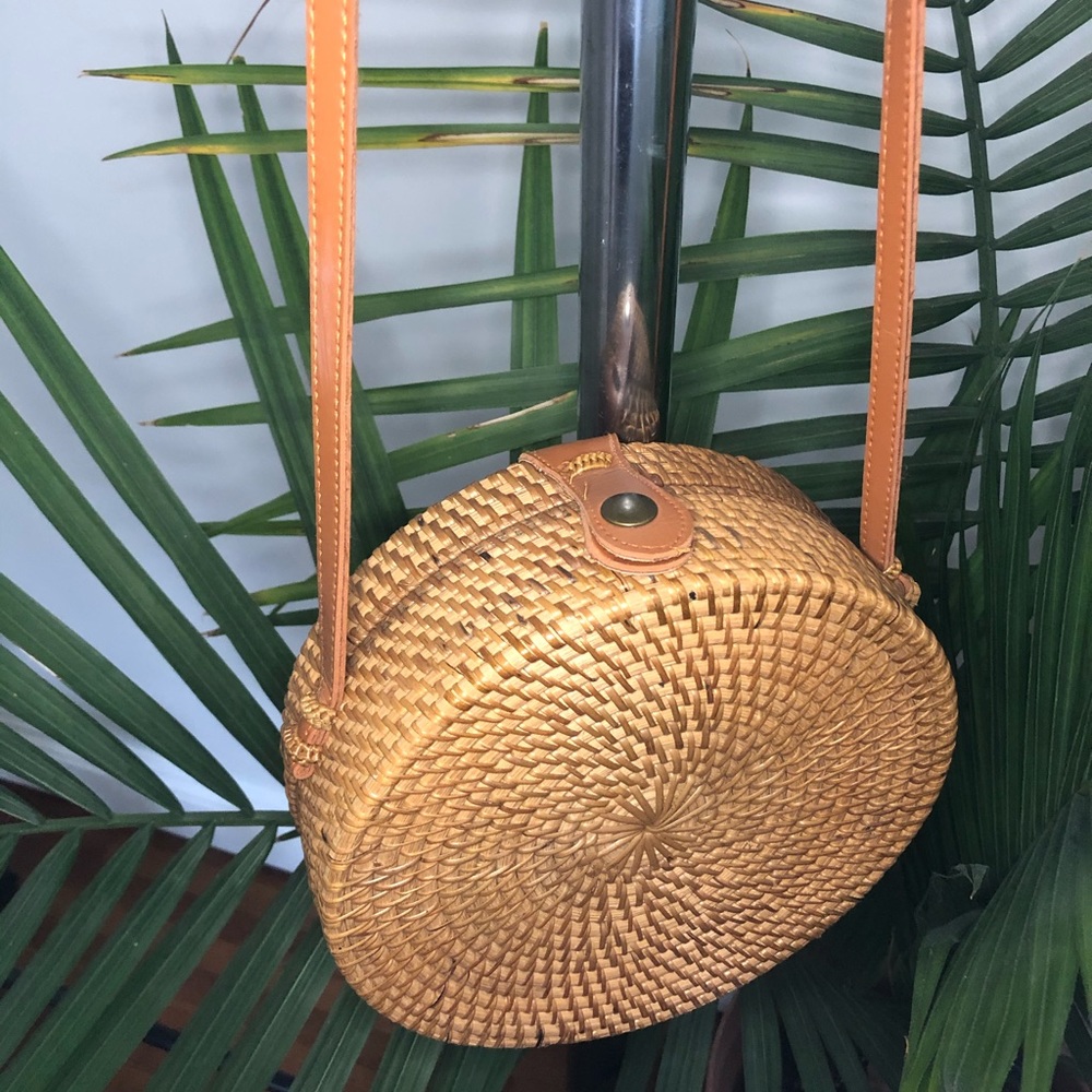 Medium sized round straw bag. Good condition! - Picture 2 of 3